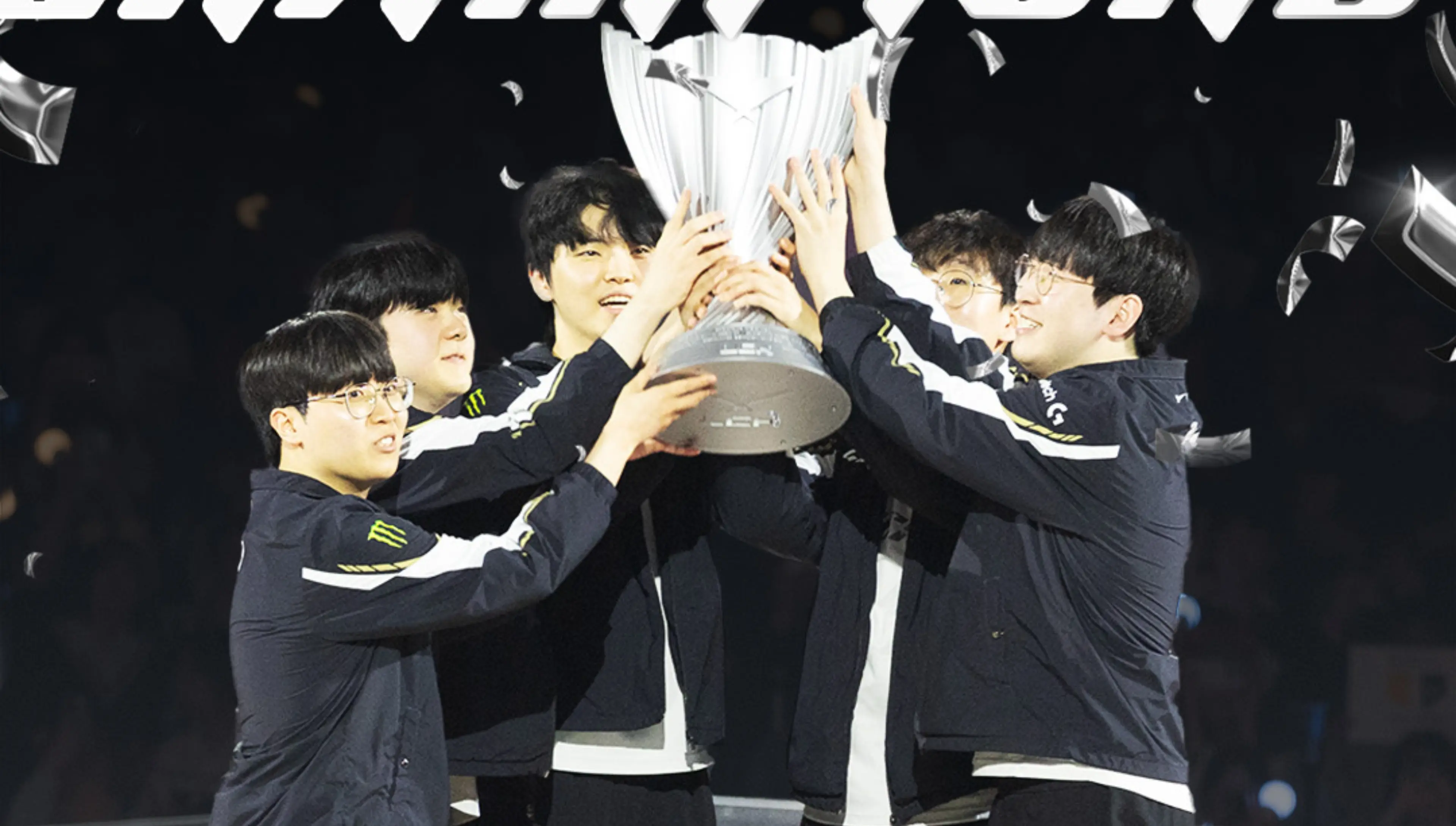 Gen.G lifting the LCK 2025 Trophy