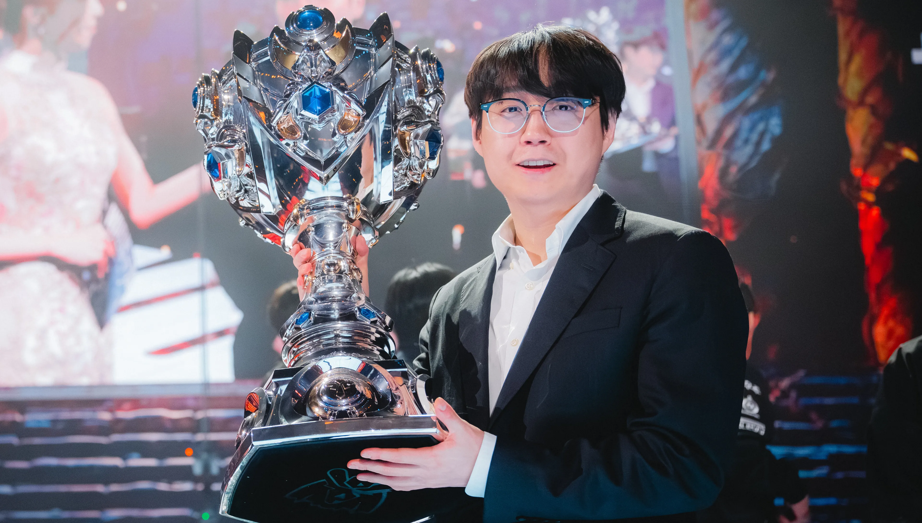 Coach Mata lifting Worlds trophy