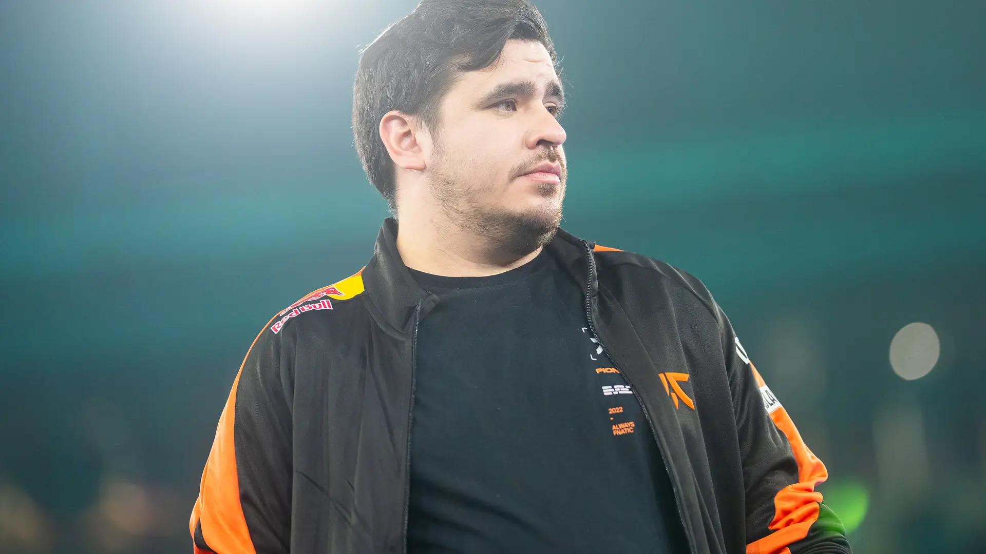 Fabian "GrabbZ" Lohmann, entrenador jefe de FNATIC, en los Playoffs de Verano de la LEC 2025.