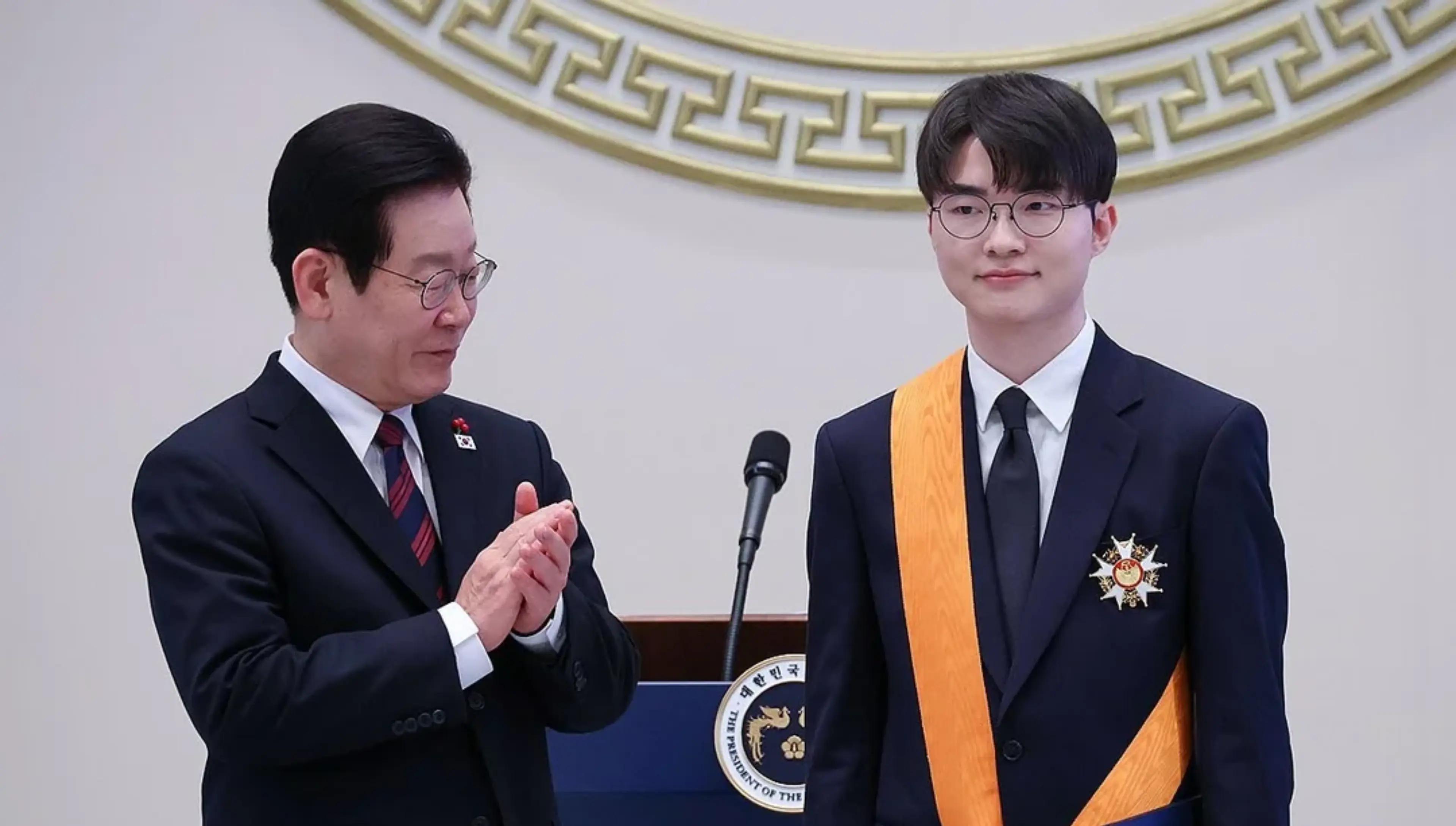 Faker and South Korean President Lee Jae-myung during the medal ceremony. Credit: Yonhap News