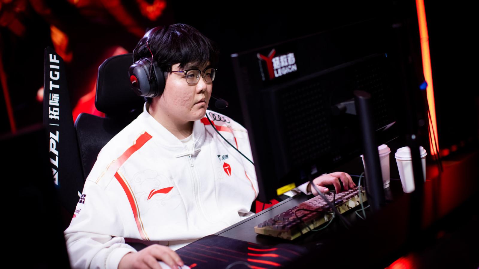 369 re-signs with Top Esports for the 2025 season