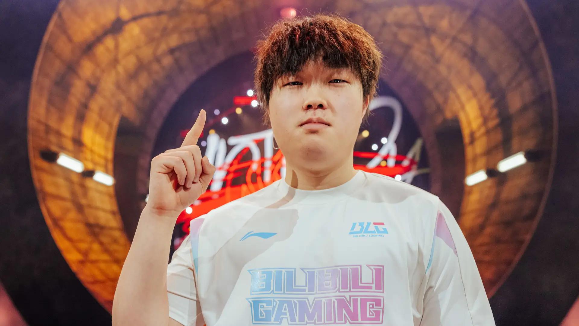 Chen "Bin" Ze-Bin, toplaner of Bilibili Gaming in the LPL, competing at Worlds 2024 for China.