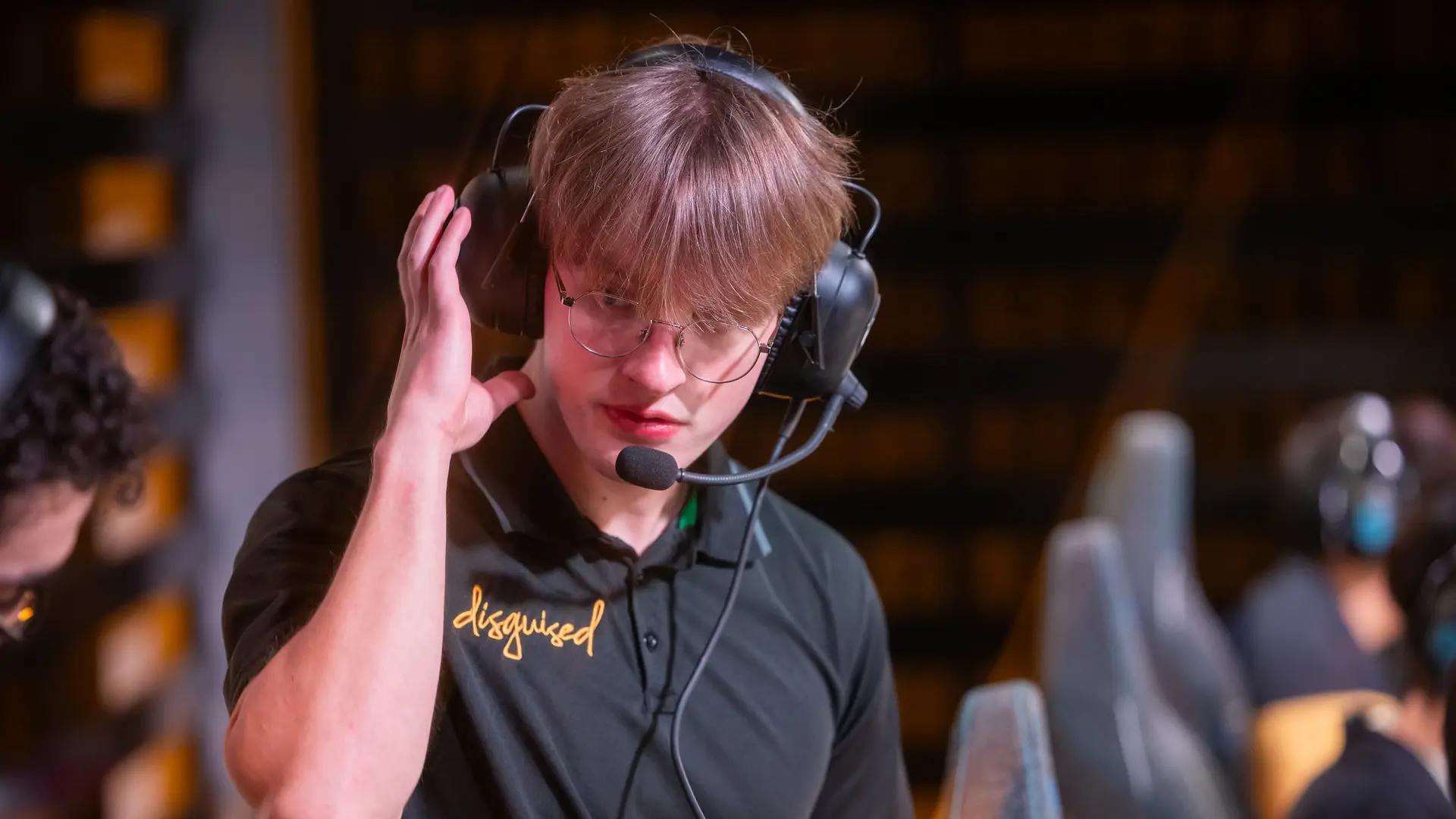 DSG Ido coaches the team on stage during the 2025 Spring Split. Credit: Stefan Wisnoski / Riot Games