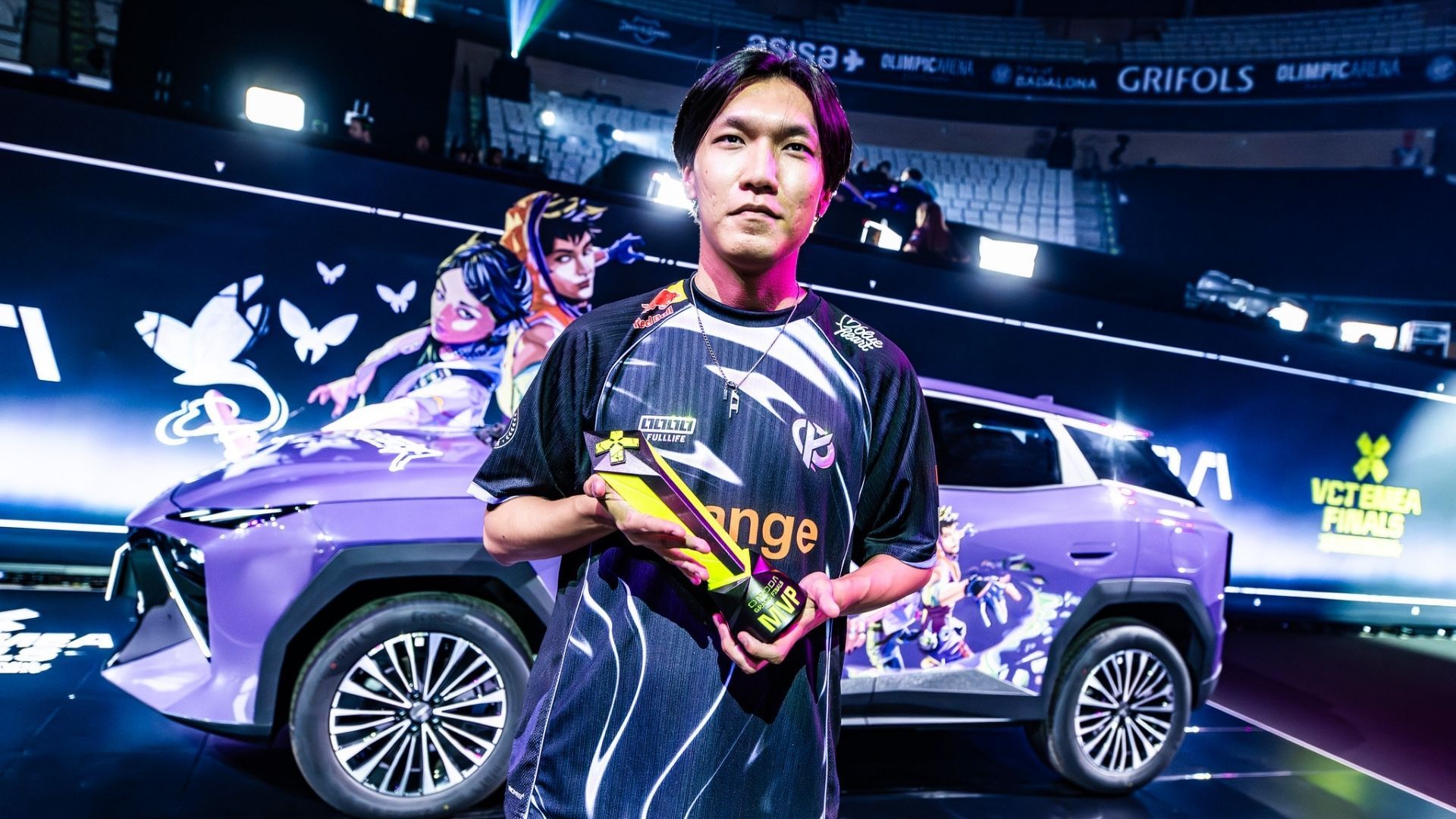 dos9 with his Finals MVP trophy. Credit: Daniel Cruz/Riot Games