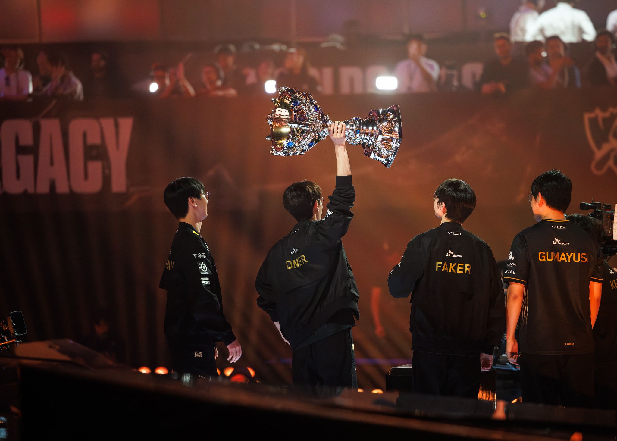 T1 won their third consecutive Worlds title in 2025 while wearing a black jersey. Credit: Yicun Liu/Riot Games