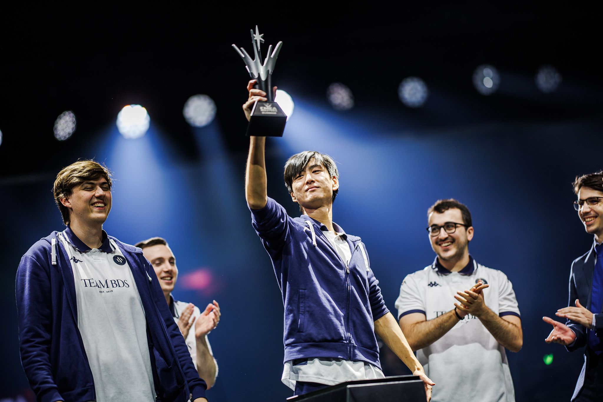 Reeker (center) lifting the EMEA Masters trophy alongside Team BDS Academy this summer.