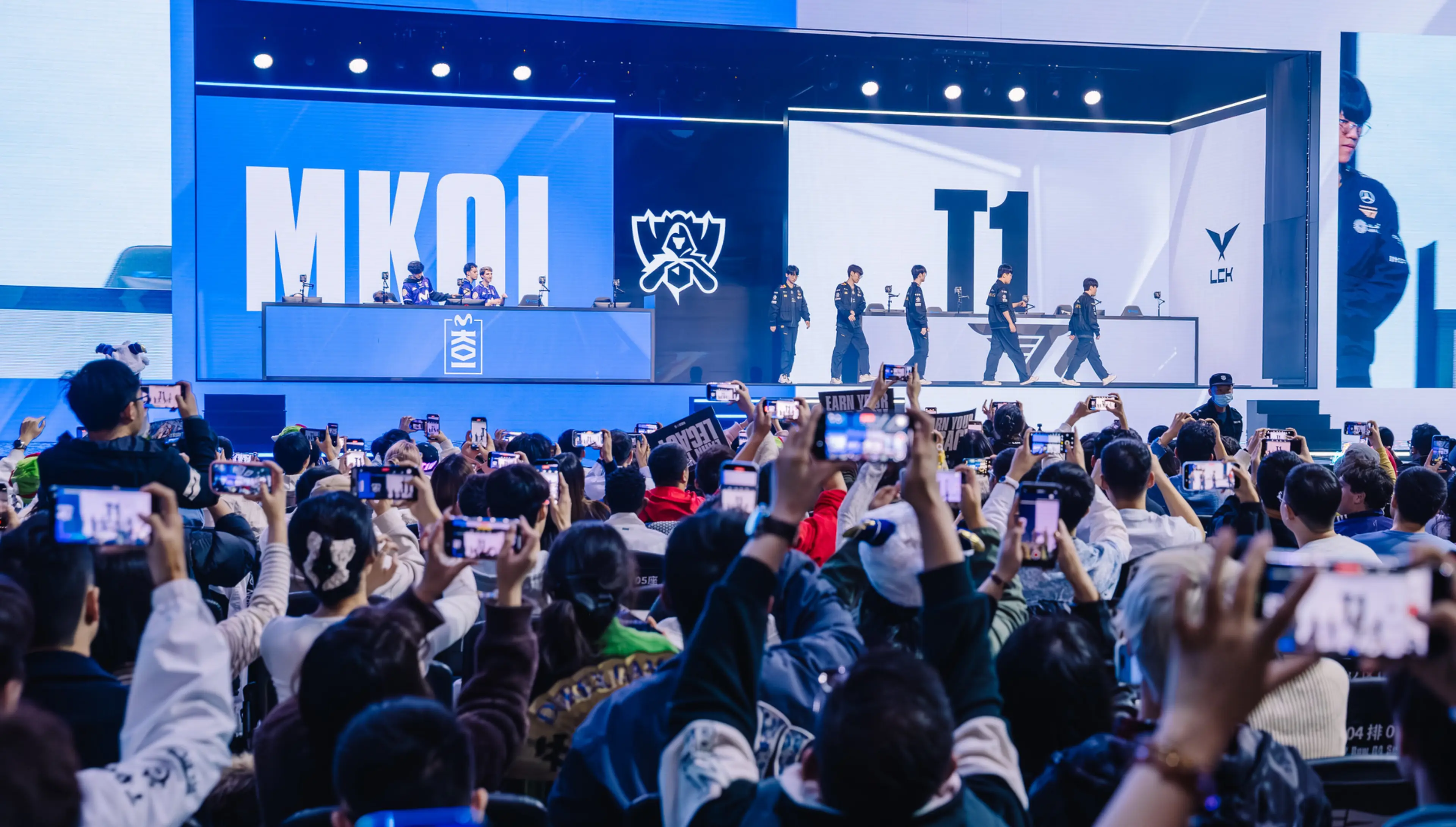 Crowd during MKOI vs T1