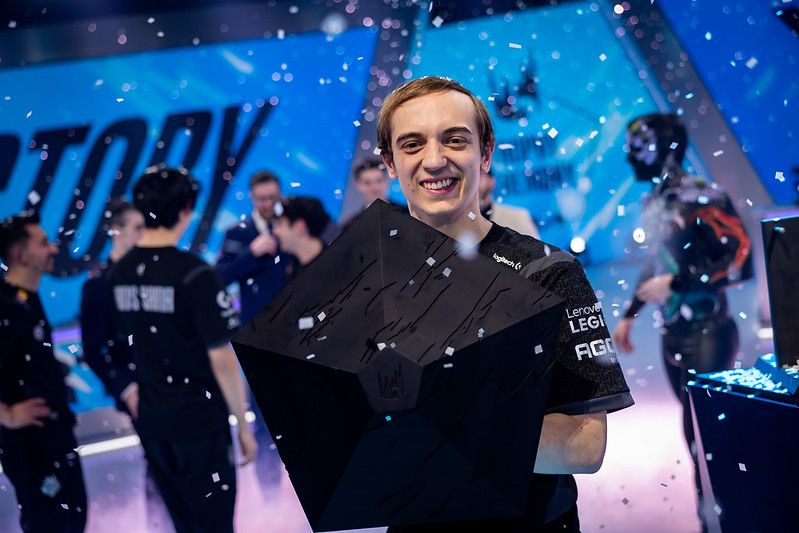 Caps con el trofeo del split de invierno
