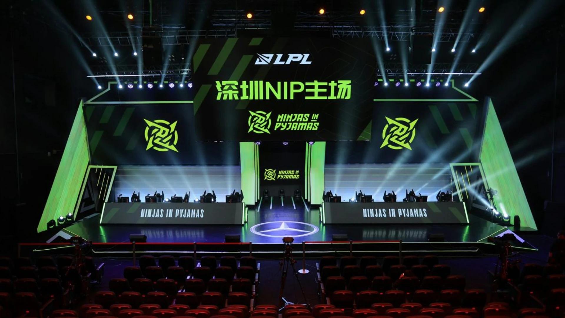 Ninjas in Pyjamas on stage. Credit: NIP / LPL