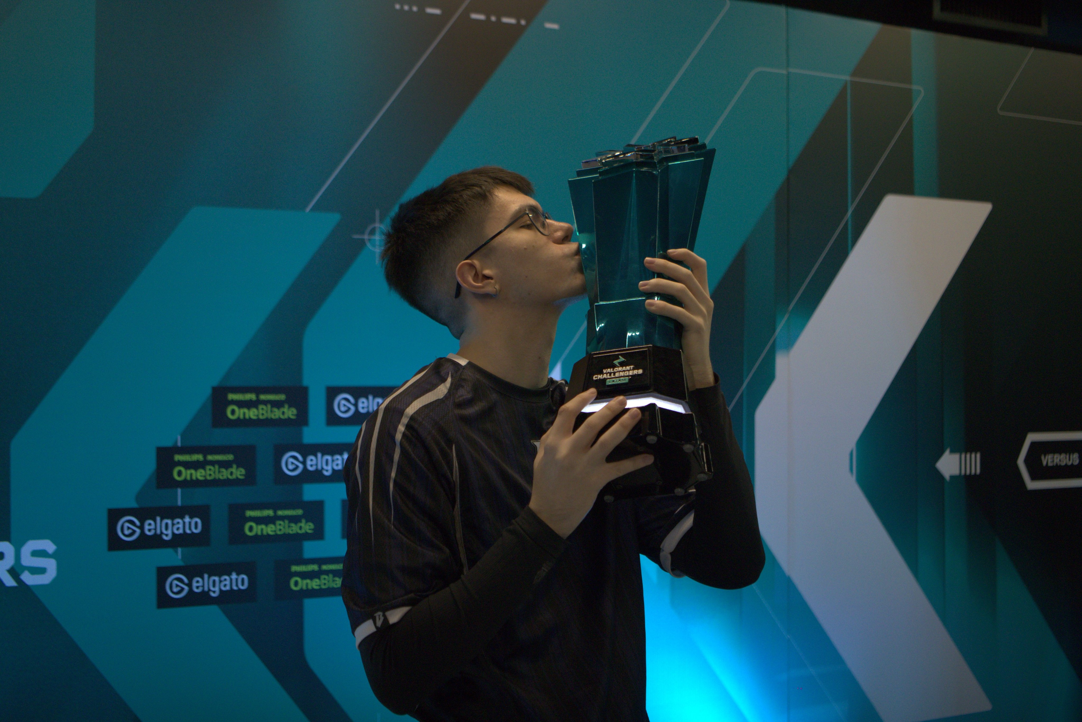 BST Loss with VCL LATAM trophy. Credit: Personal Archive/Loss