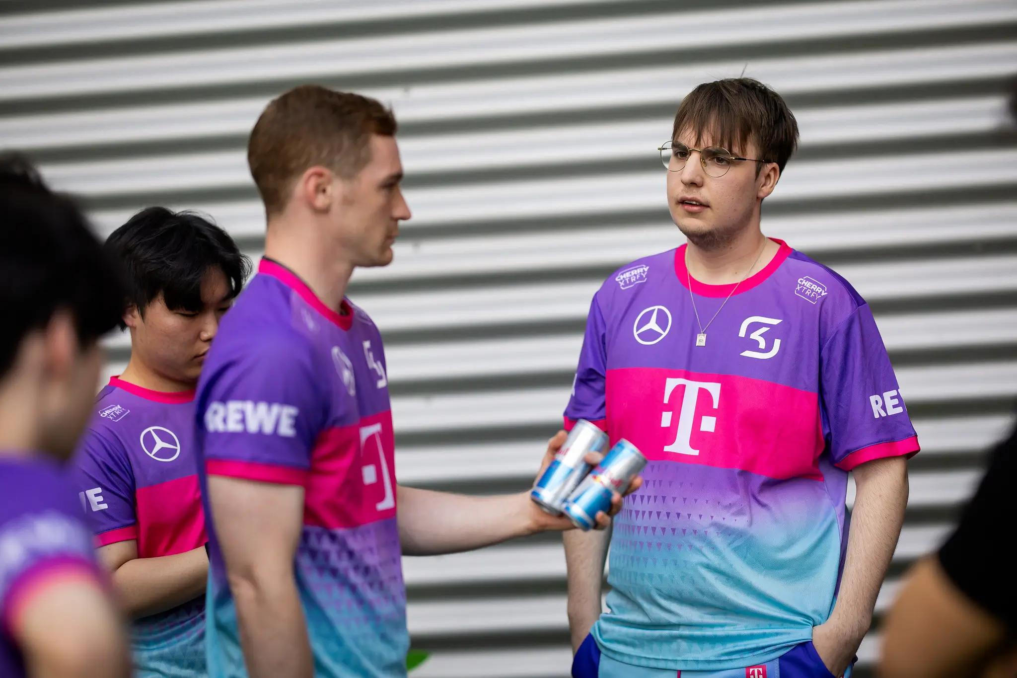 Joel "Irrelevant" Miro Scharoll, top laner de SK Gaming, se préparant à participer aux Summer Playoffs du LEC 2024.