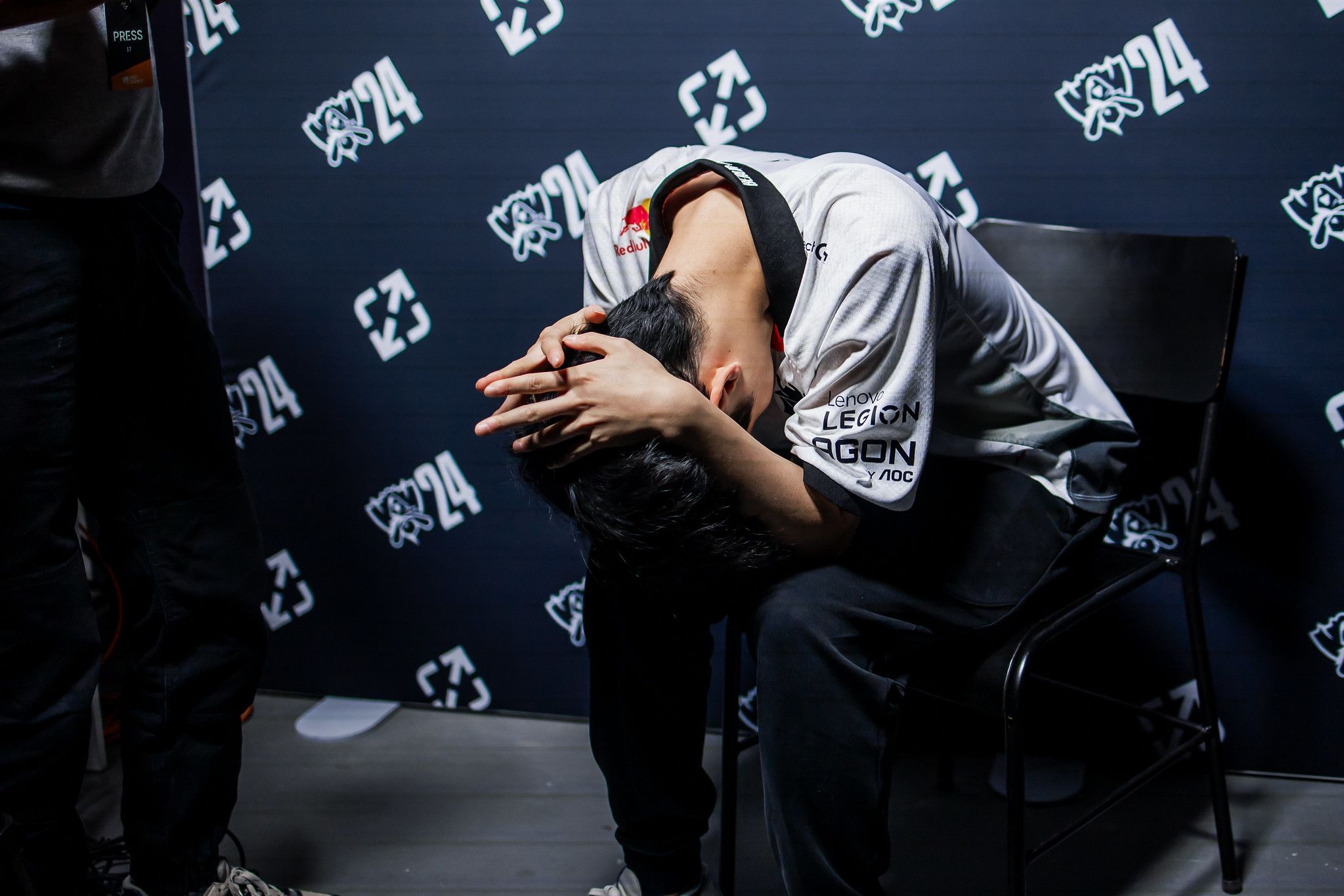 Hans Sama after the loss against BLG