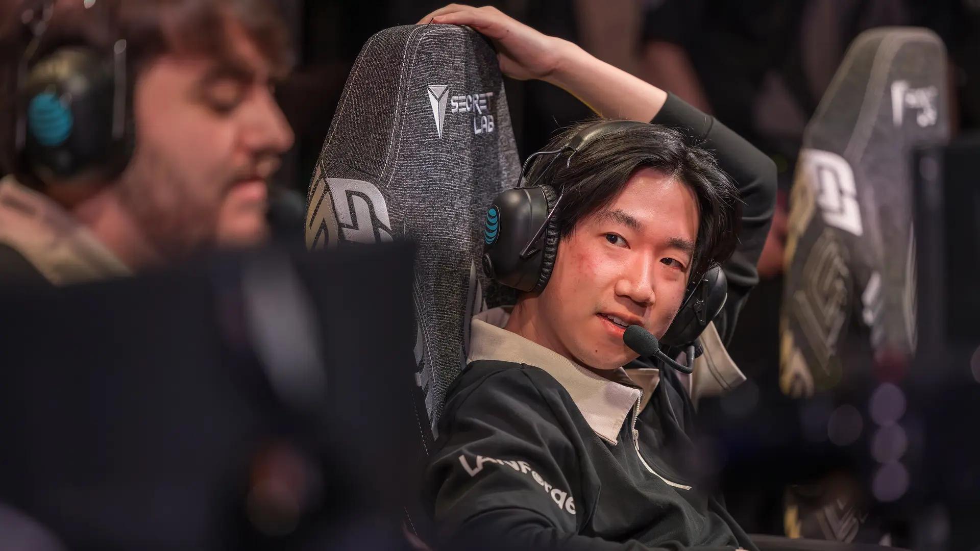 DIG eXyu glances at teammate Palafox. Image credit: Photo by Stefan Wisnoski / Riot Games