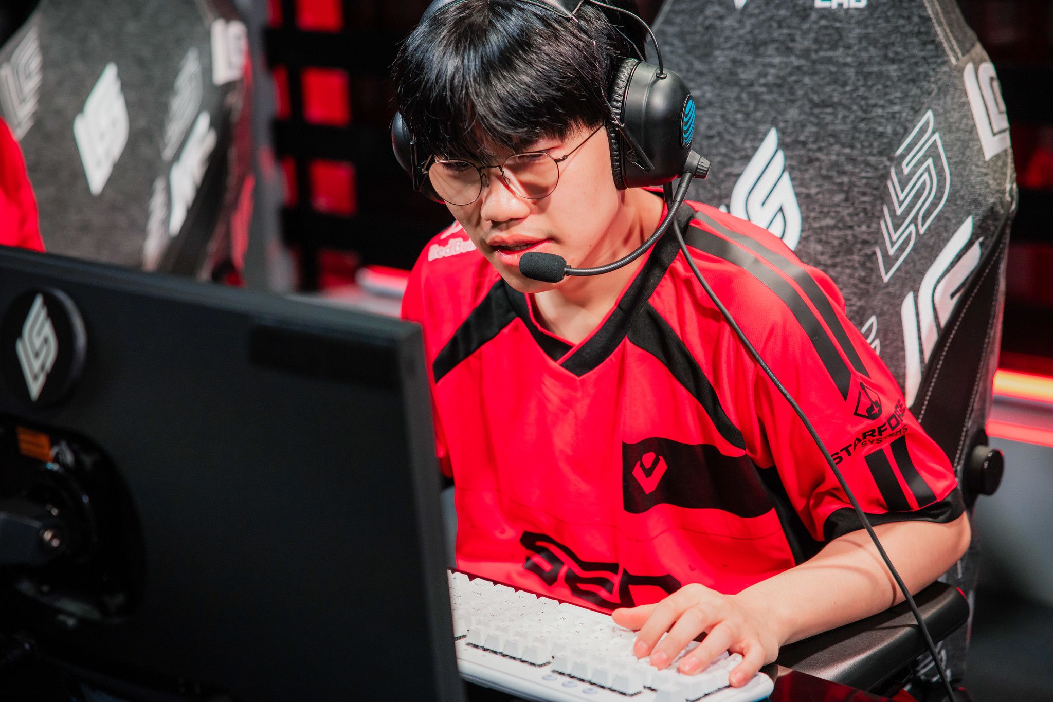 HamBak prepares before an LCS match | Photo Credit: Riot Games