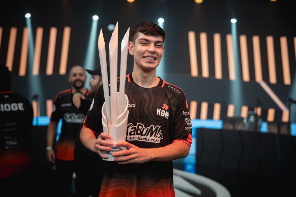 Scary with Kabum lifting the CBLOL Academy trophy