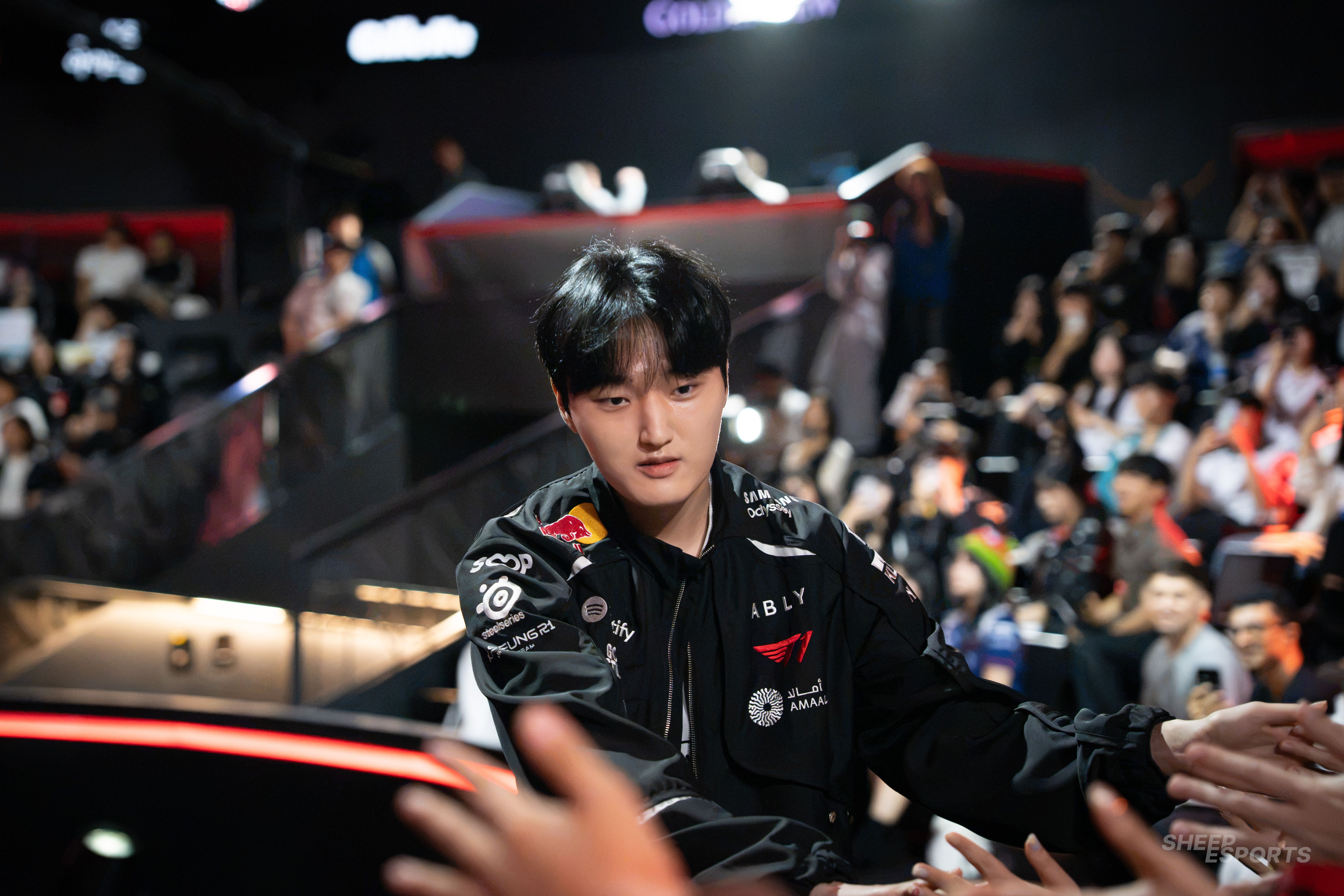 Peyz greeting the fans at LoL Park. Credit: Grégoire "Aries" Bgz/Sheep Esports