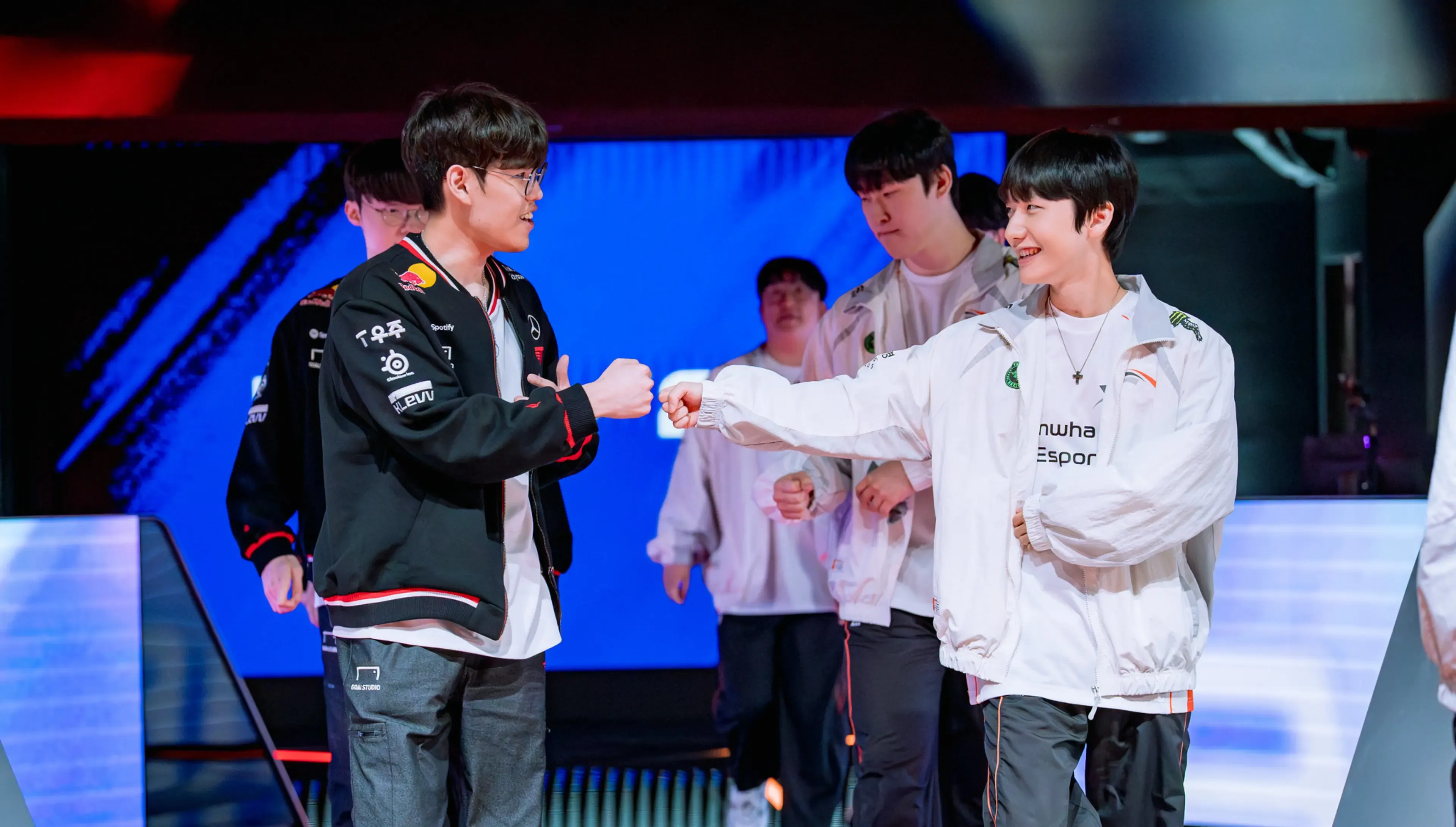 T1 Oner and Hanwha Life Esports Peanut