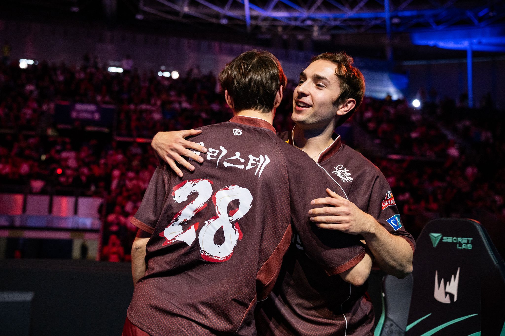 KC Busio hugging Caliste after winning yesterday's Game 1 over Movistar KOI. Credit: Hara Amorós