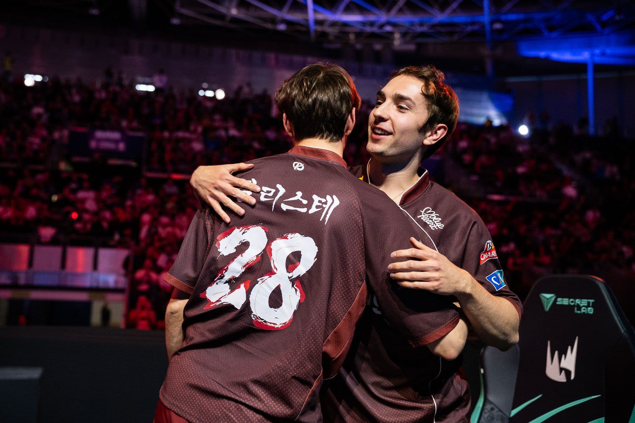 KC Busio hugging Caliste after winning yesterday's Game 1 over Movistar KOI. Credit: Hara Amorós