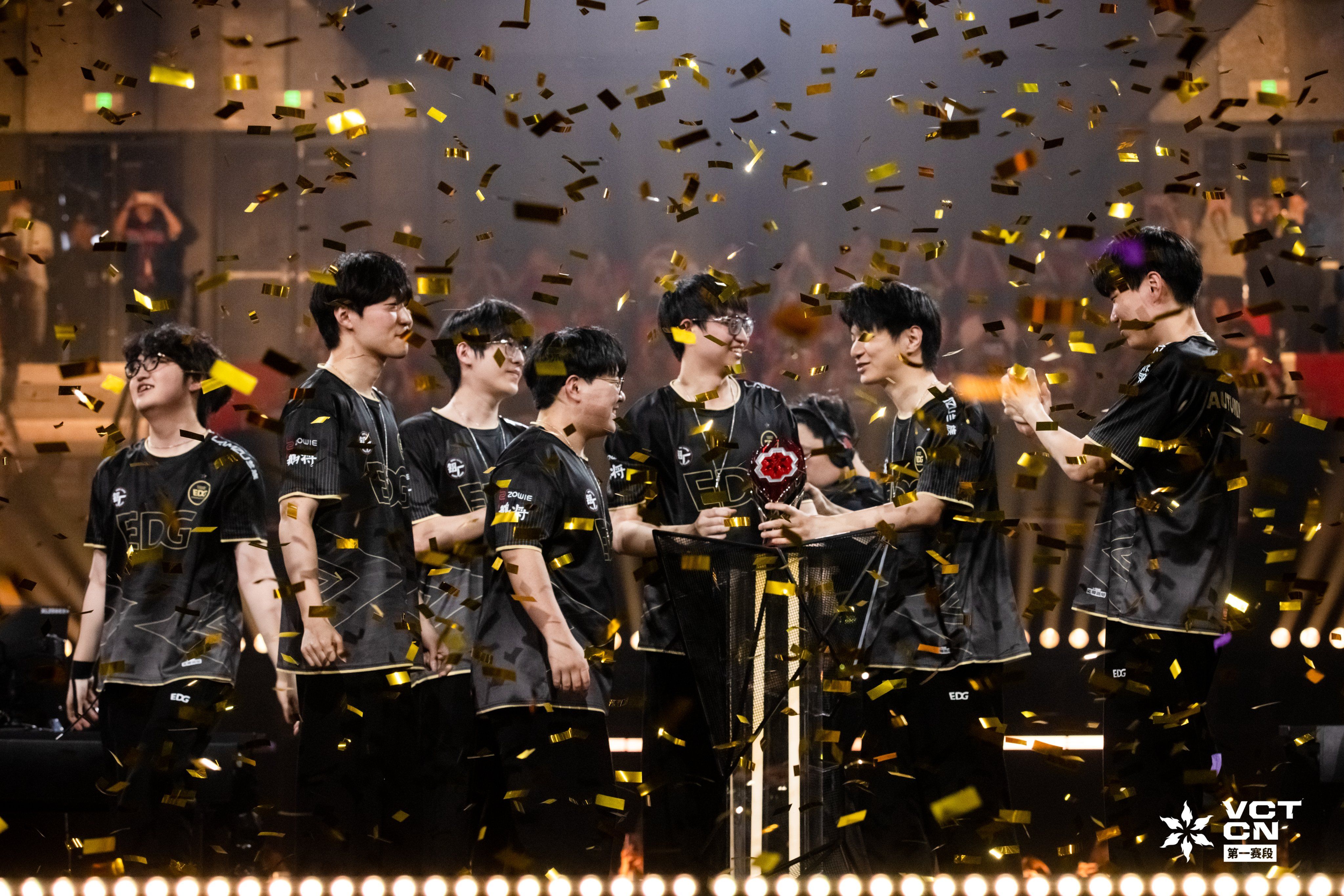 EDward Gaming lifting the VCT CN Stage 1 trophy. Credit VCT CN/Riot Games