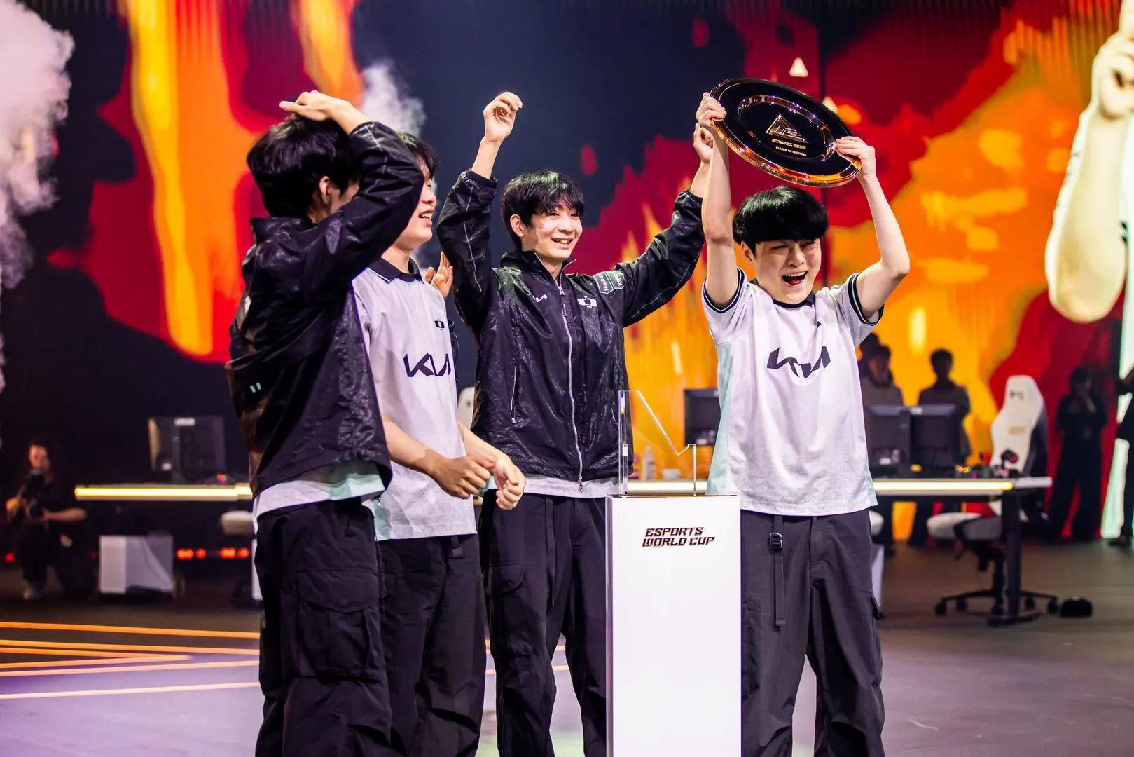 ShowMaker lifting the EWC trophy. Credit: Esports Foundation