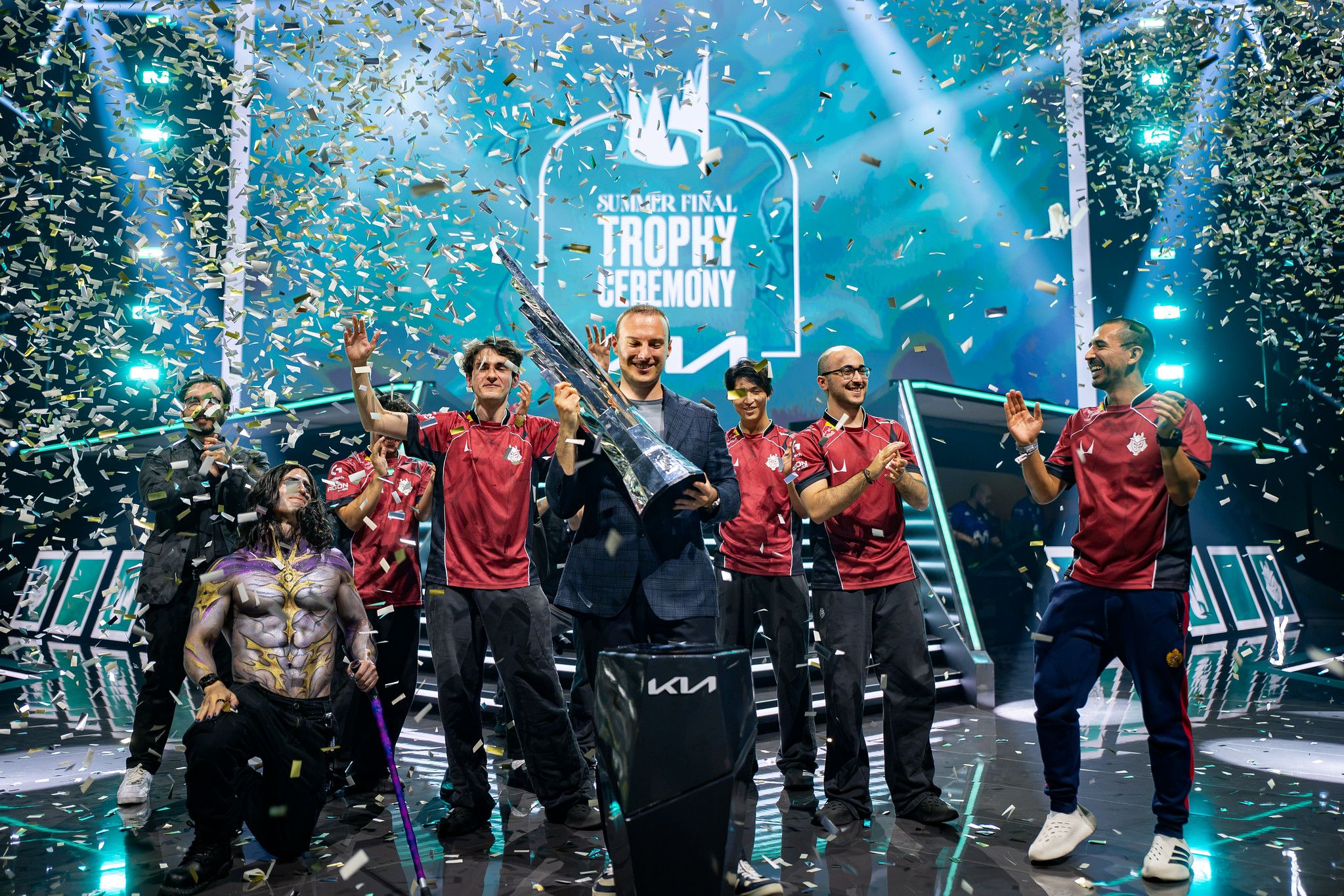 Perkz lifts his first LEC Trophy as Head Coach | Photo Credit: Riot Games